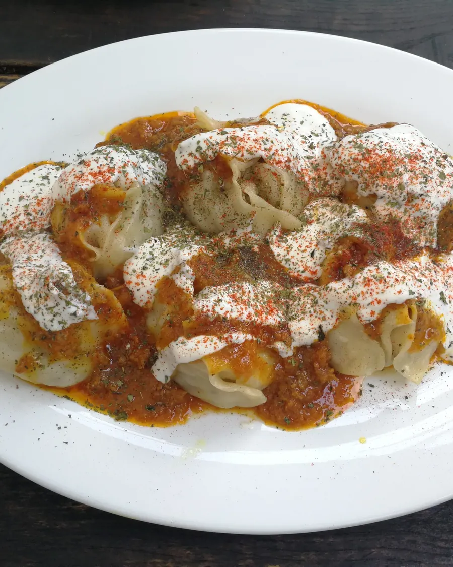 Mantu, raviolis afghans nappés de yaourt et de sauce aux lentilles